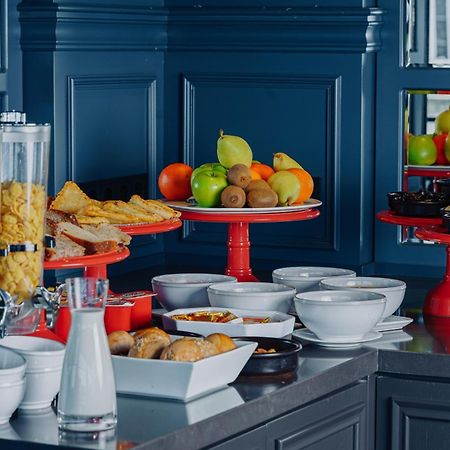Tapis Rouge Design Boutique Hotel Batumi Bagian luar foto A breakfast buffet
