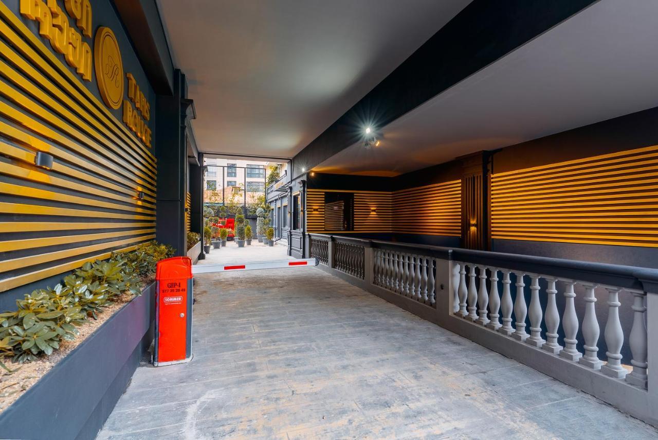 Tapis Rouge Design Boutique Hotel Batumi Bagian luar foto The entrance of the hotel
