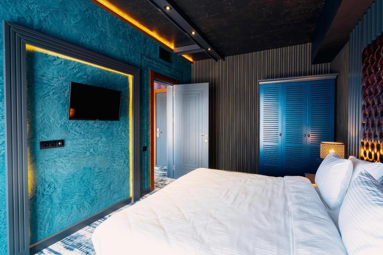 Tapis Rouge Design Boutique Hotel Batumi Bagian luar foto A room at the hotel