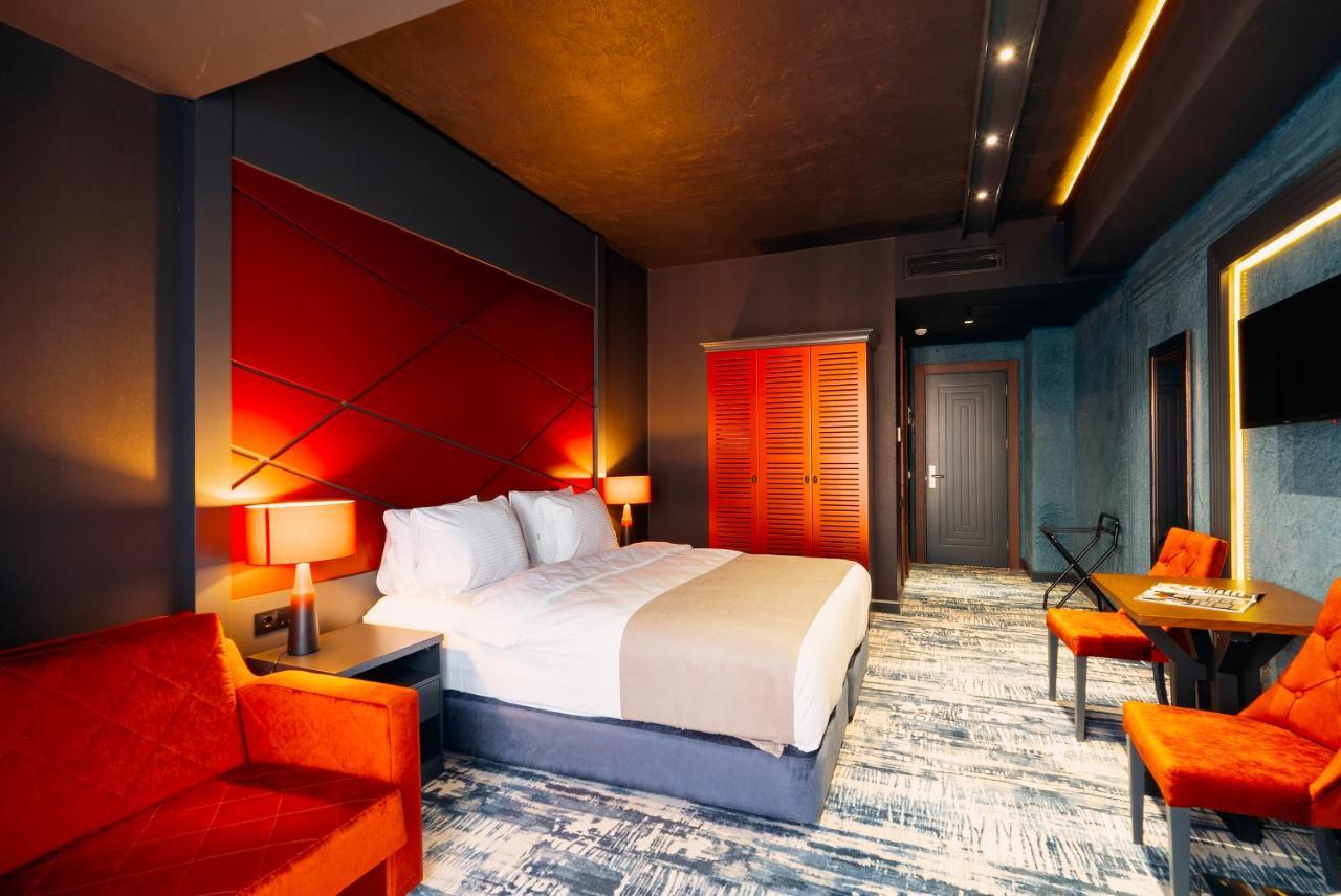 Tapis Rouge Design Boutique Hotel Batumi Bagian luar foto A room at the hotel