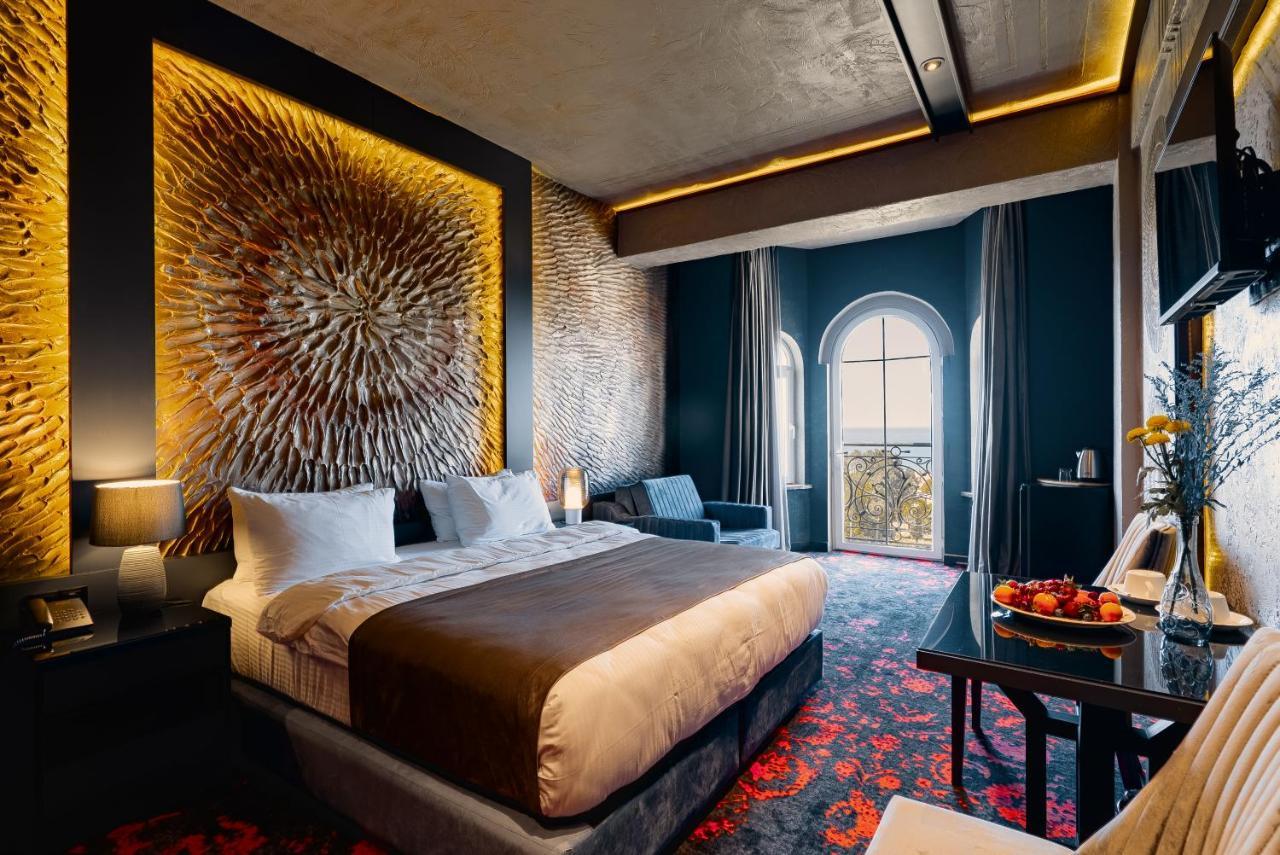 Tapis Rouge Design Boutique Hotel Batumi Bagian luar foto Deluxe Room
