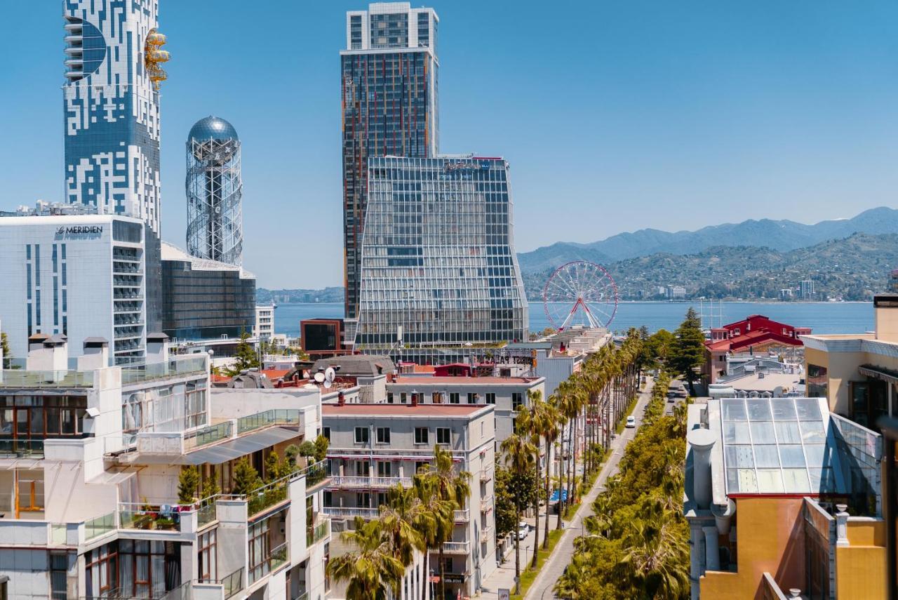 Tapis Rouge Design Boutique Hotel Batumi Bagian luar foto The building in 2016
