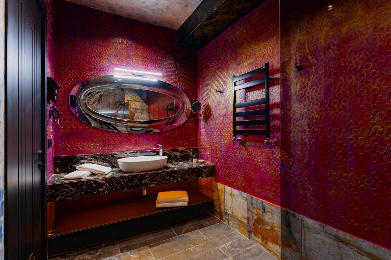 Tapis Rouge Design Boutique Hotel Batumi Bagian luar foto Bathroom