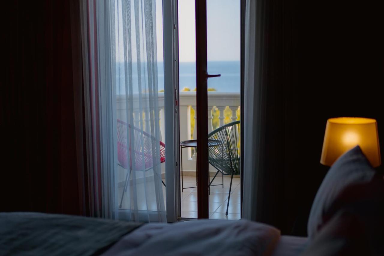 Tapis Rouge Design Boutique Hotel Batumi Bagian luar foto A room at the hotel