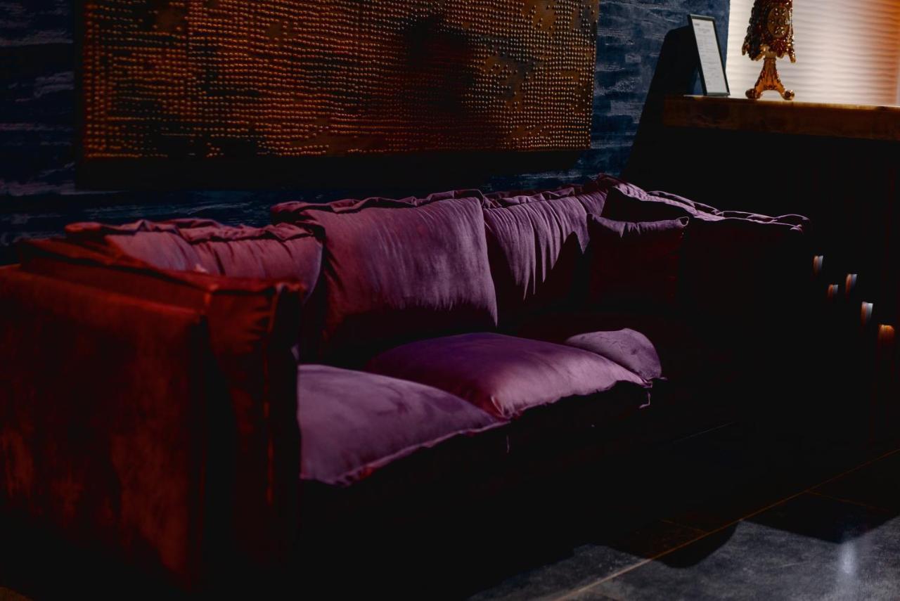 Tapis Rouge Design Boutique Hotel Batumi Bagian luar foto A sofa