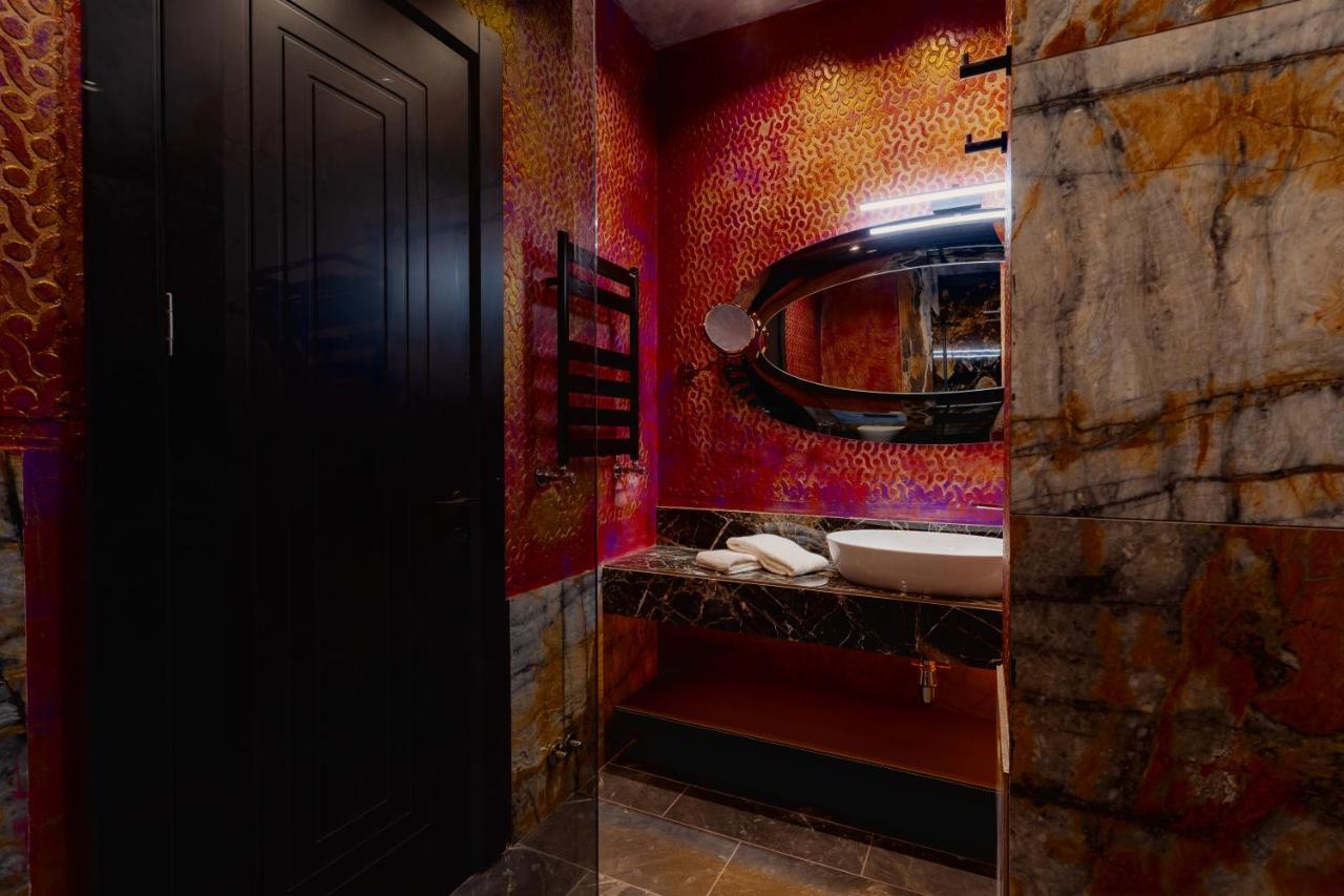 Tapis Rouge Design Boutique Hotel Batumi Bagian luar foto Bathroom