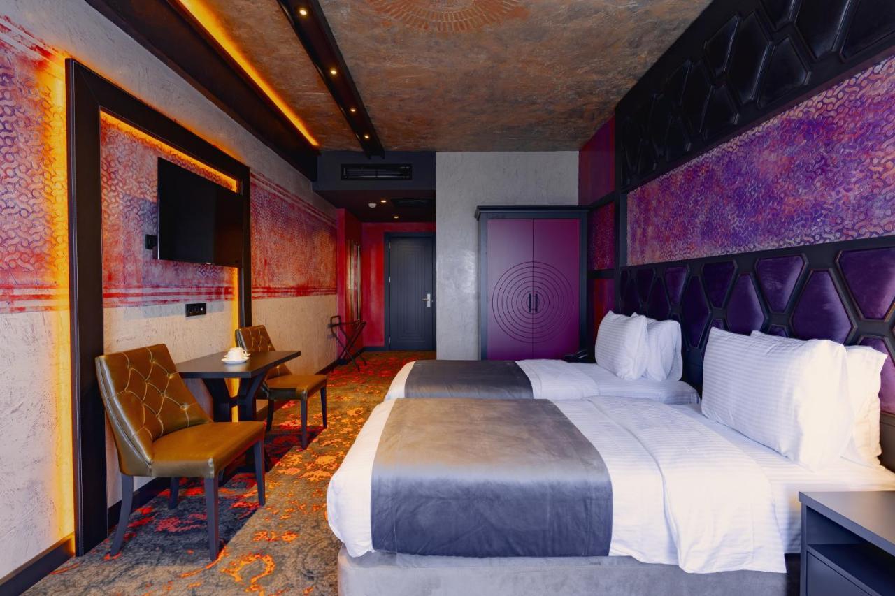 Tapis Rouge Design Boutique Hotel Batumi Bagian luar foto A room at the hotel