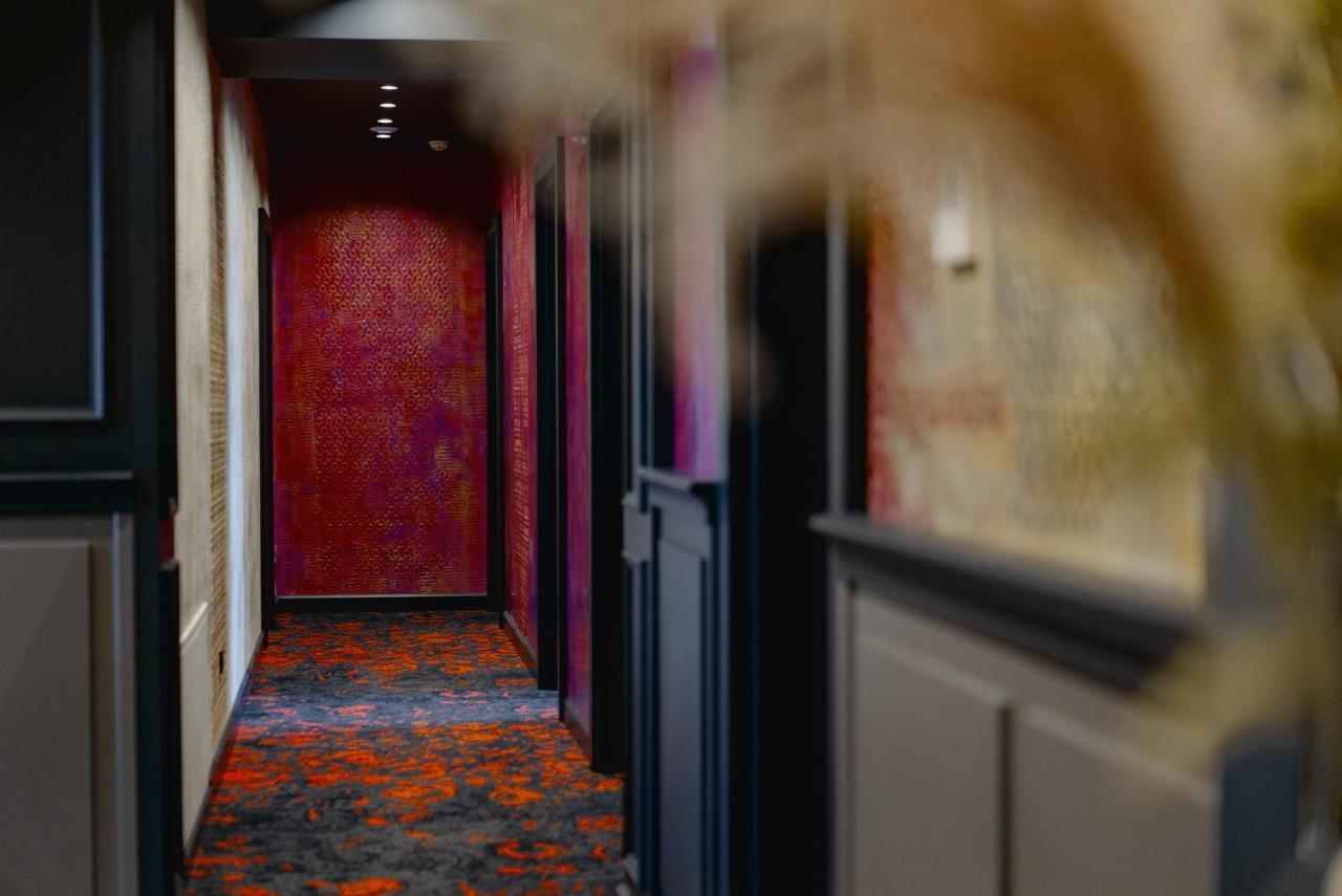 Tapis Rouge Design Boutique Hotel Batumi Bagian luar foto A corridor