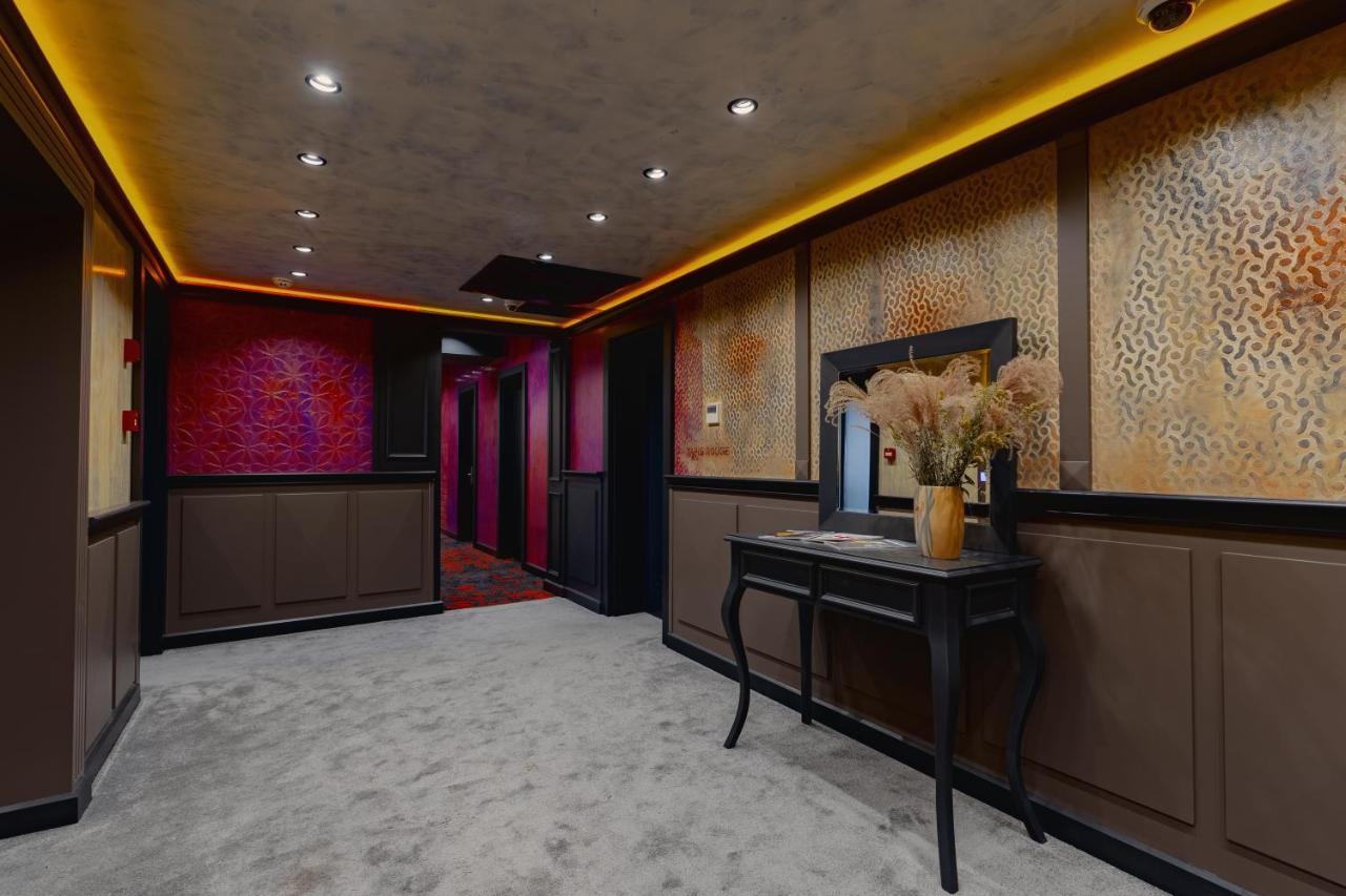 Tapis Rouge Design Boutique Hotel Batumi Bagian luar foto Interior of a modern Japanese restaurant