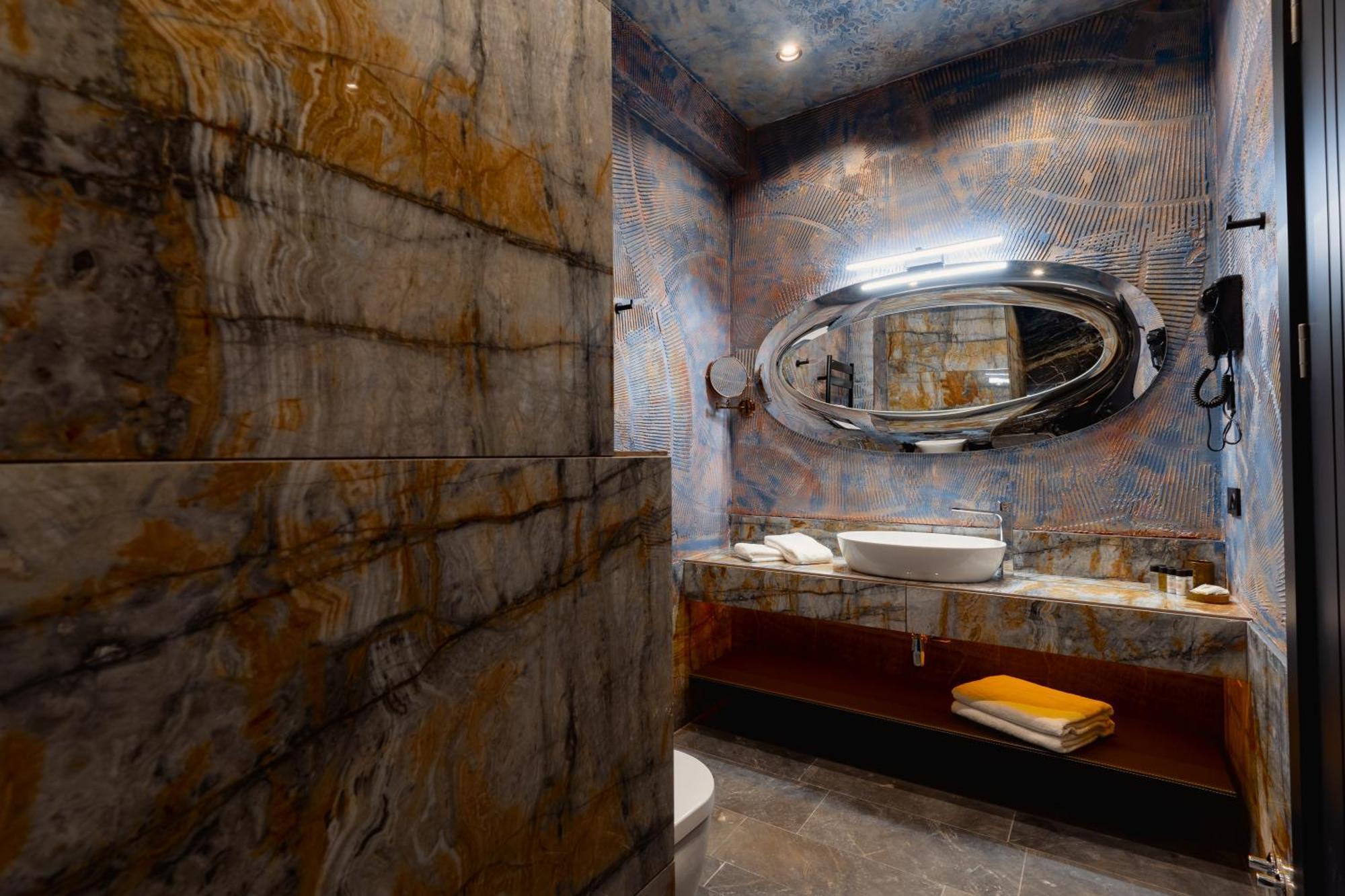 Tapis Rouge Design Boutique Hotel Batumi Bagian luar foto Bathroom