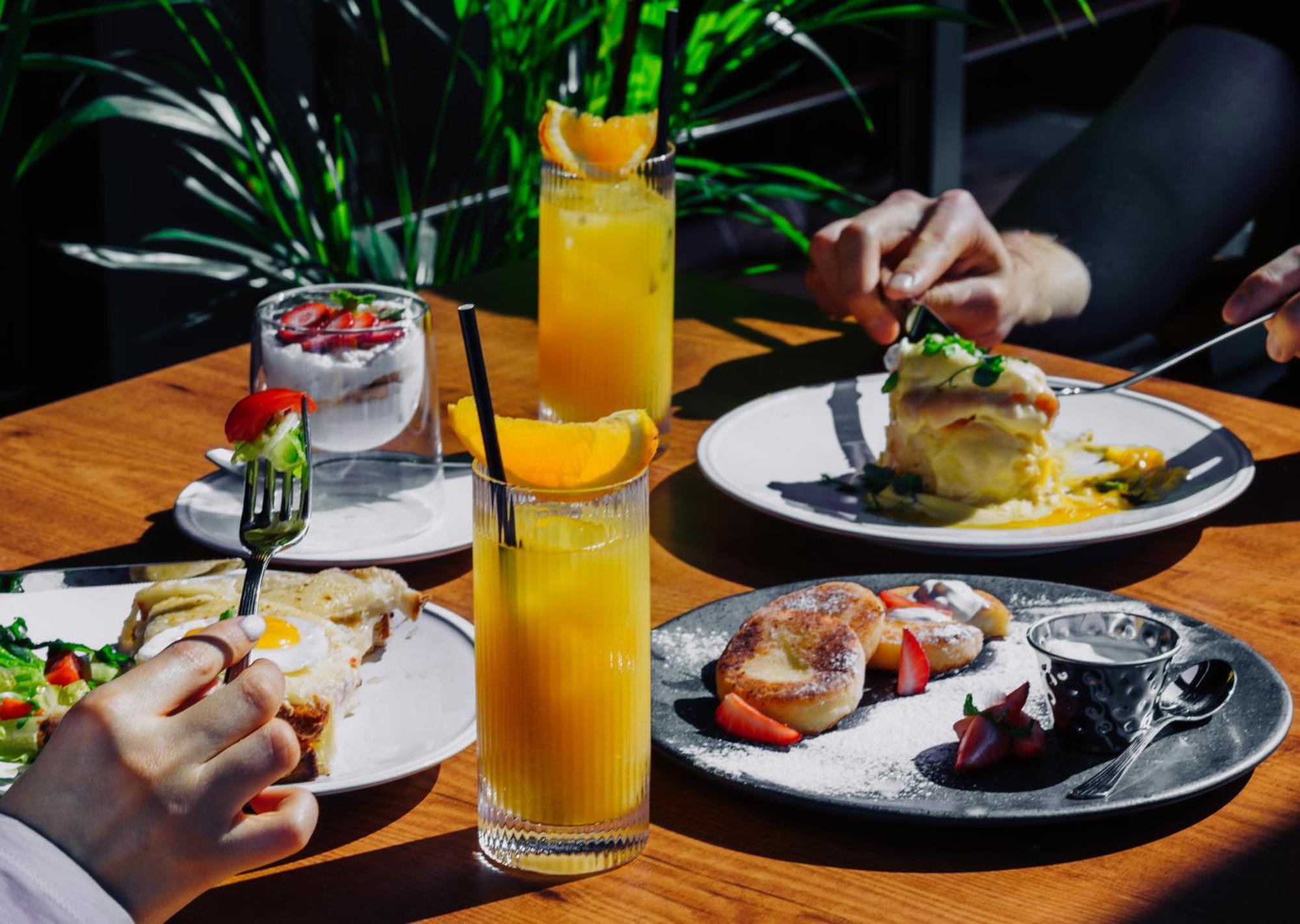 Tapis Rouge Design Boutique Hotel Batumi Bagian luar foto A meal at a restaurant